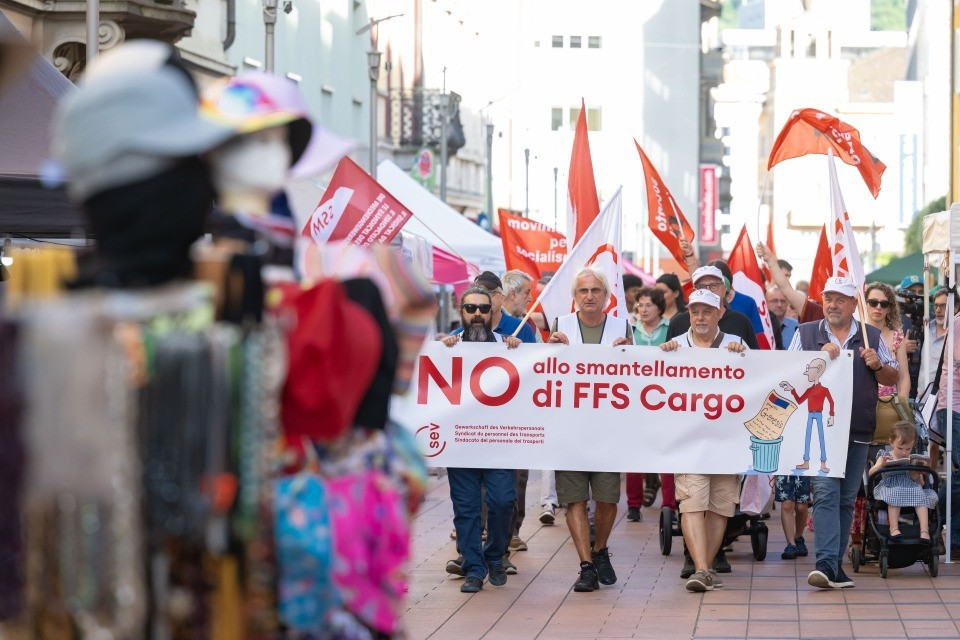 Un urlo si alza dalla piazza: «FFS, rispettate il Ticino»