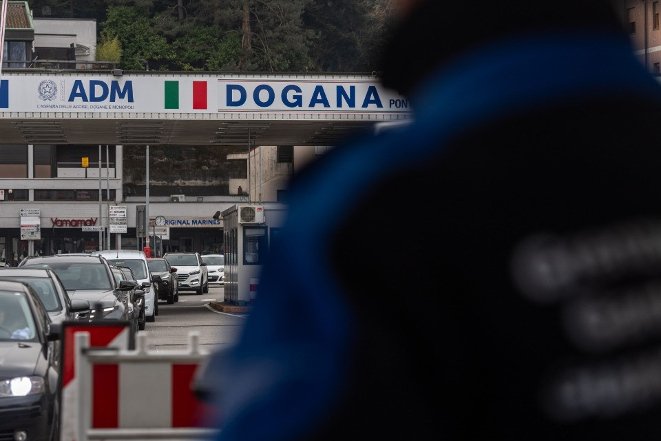 «Si sospenda il riversamento all’Italia della quota dell’imposta alla fonte prelevata ai frontalieri»