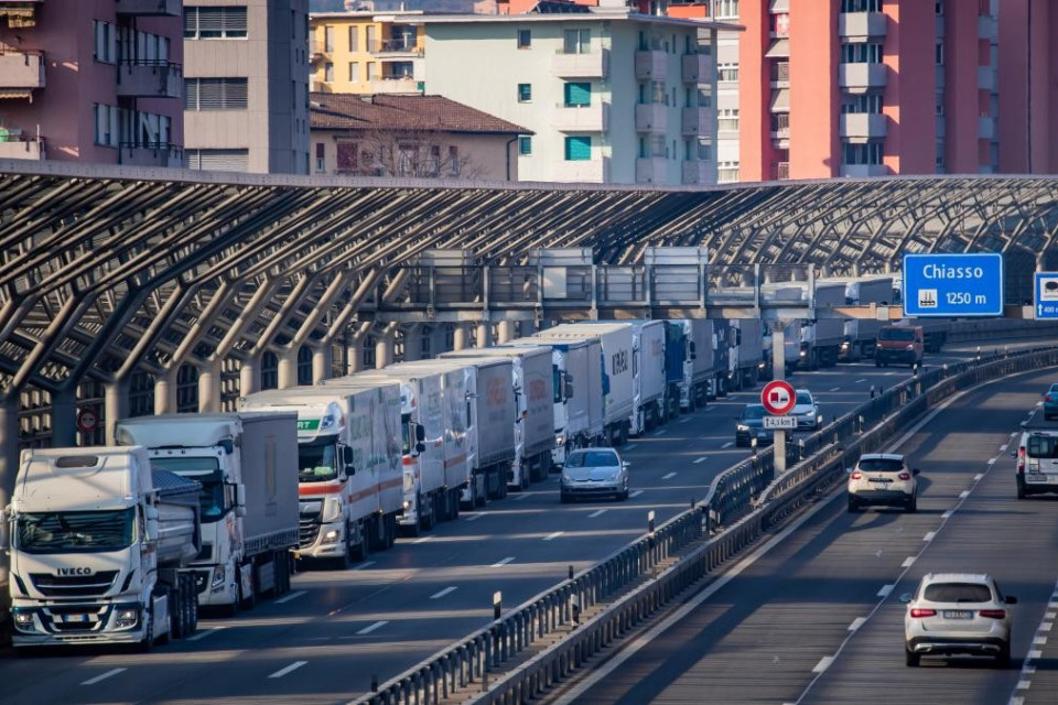 Traffico pesante sull'A2, le «corse tra elefanti» al centro di un'interrogazione
