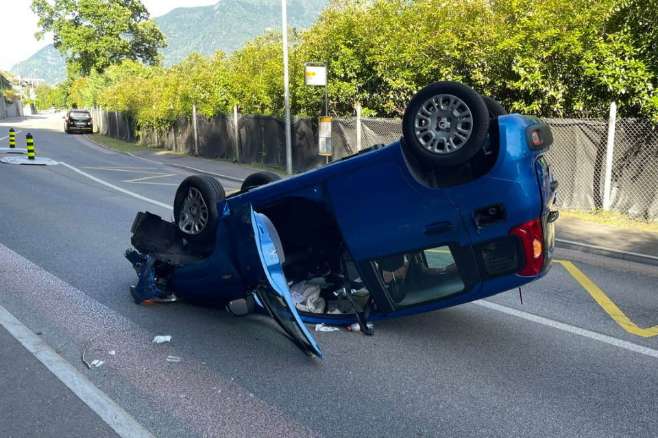 Auto si ribalta a Sementina: tre feriti