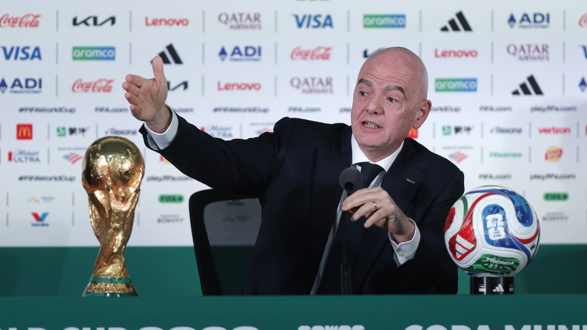 Infantino e il presidente dell'FC Lutry ricordano le vittime di Crans-Montana