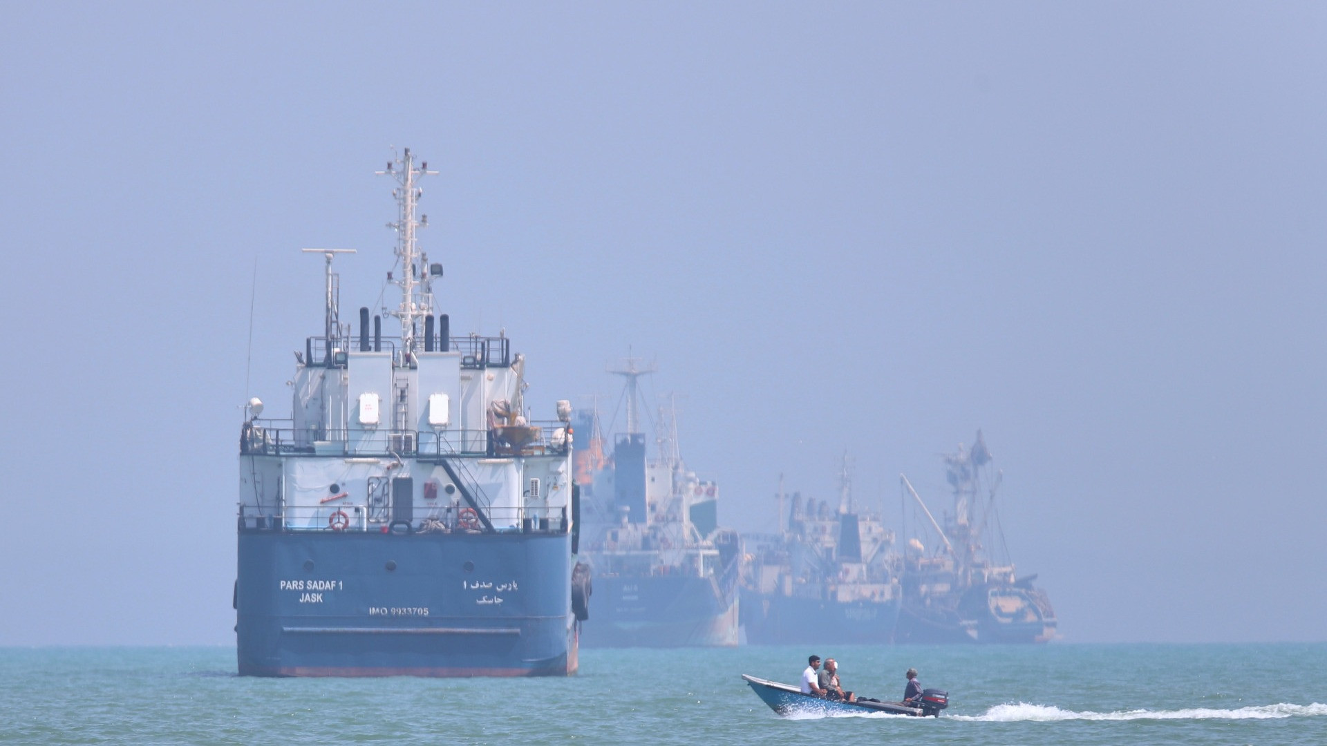 Fermate altre due navi dirette verso i porti iraniani attraverso lo Stretto di Hormuz