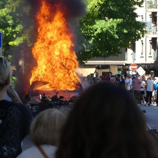 Ginevra, danneggiamenti e scontri con la polizia alla protesta contro il G7