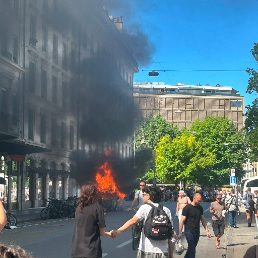 Ginevra, primi danneggiamenti e scontri con la polizia alla protesta contro il G7