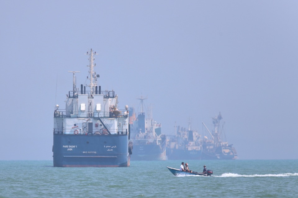 Fermate altre due navi dirette verso i porti iraniani attraverso lo Stretto di Hormuz