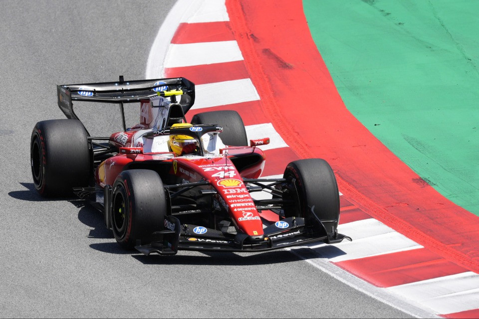 Lewis, prima gioia in Ferrari: «Mi avete ricordato chi sono»