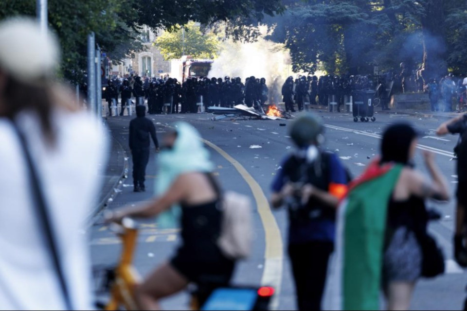 Ginevra, il corteo anti-G7 tra fumogeni e vetrine in frantumi