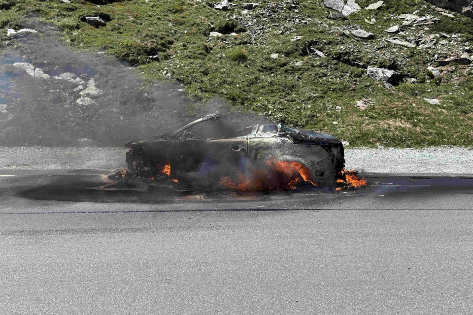 Auto in fiamme sul Passo dello Spluga, nessun ferito