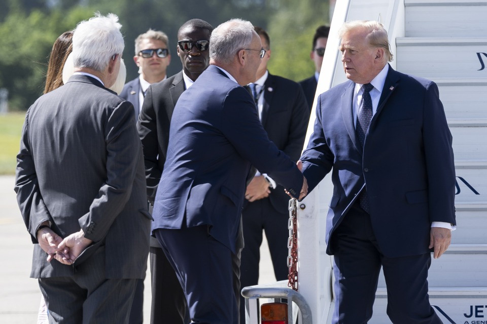 Donald Trump è atterrato a Ginevra, «solo 74 secondi sul suolo svizzero»