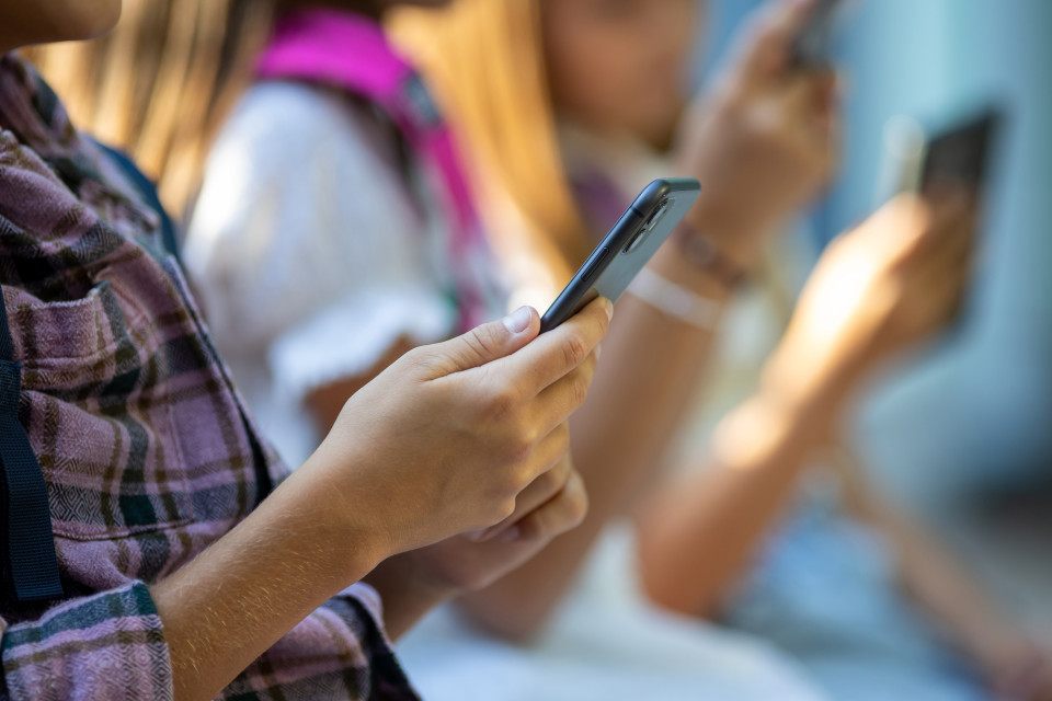Starmer annuncia il divieto dei social per gli under 16