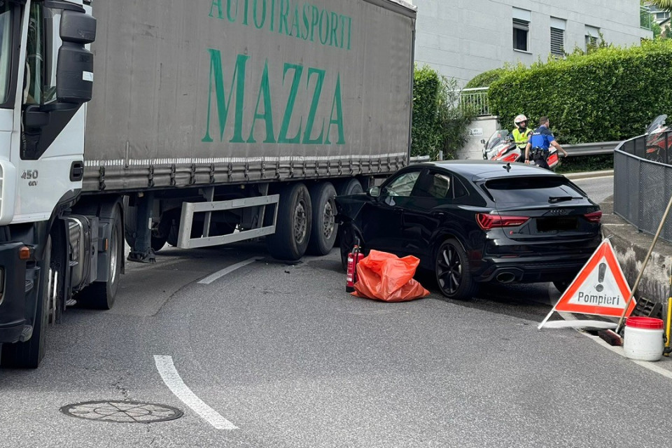 Scontro tra un'auto e un camion a Pregassona