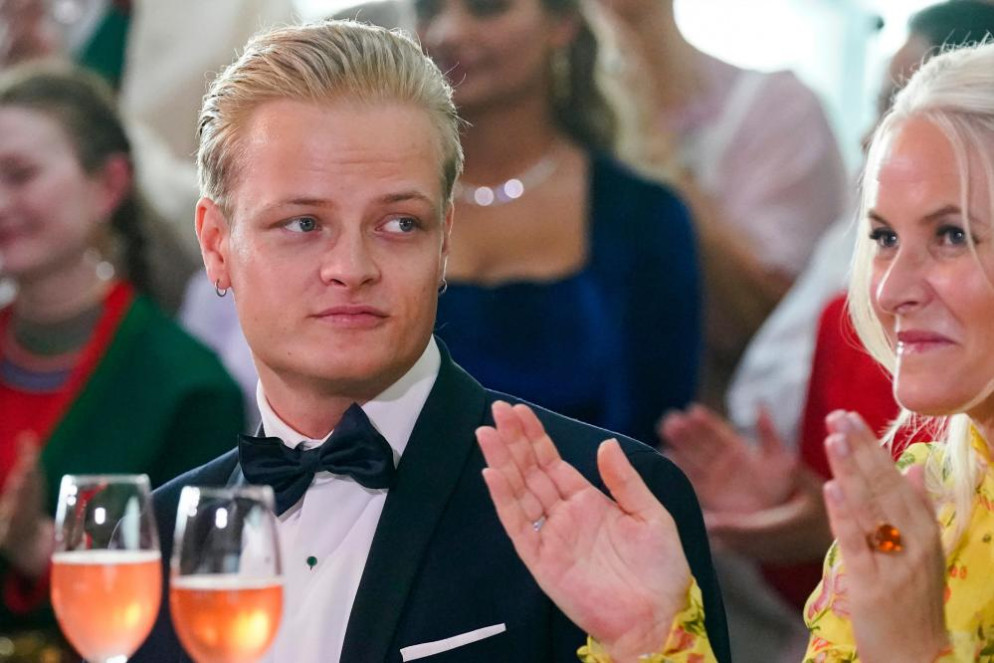 Marius Borg Høiby con la madre, la principessa Mette-Marit Tjessem Høiby. © AP/Lise Aserud