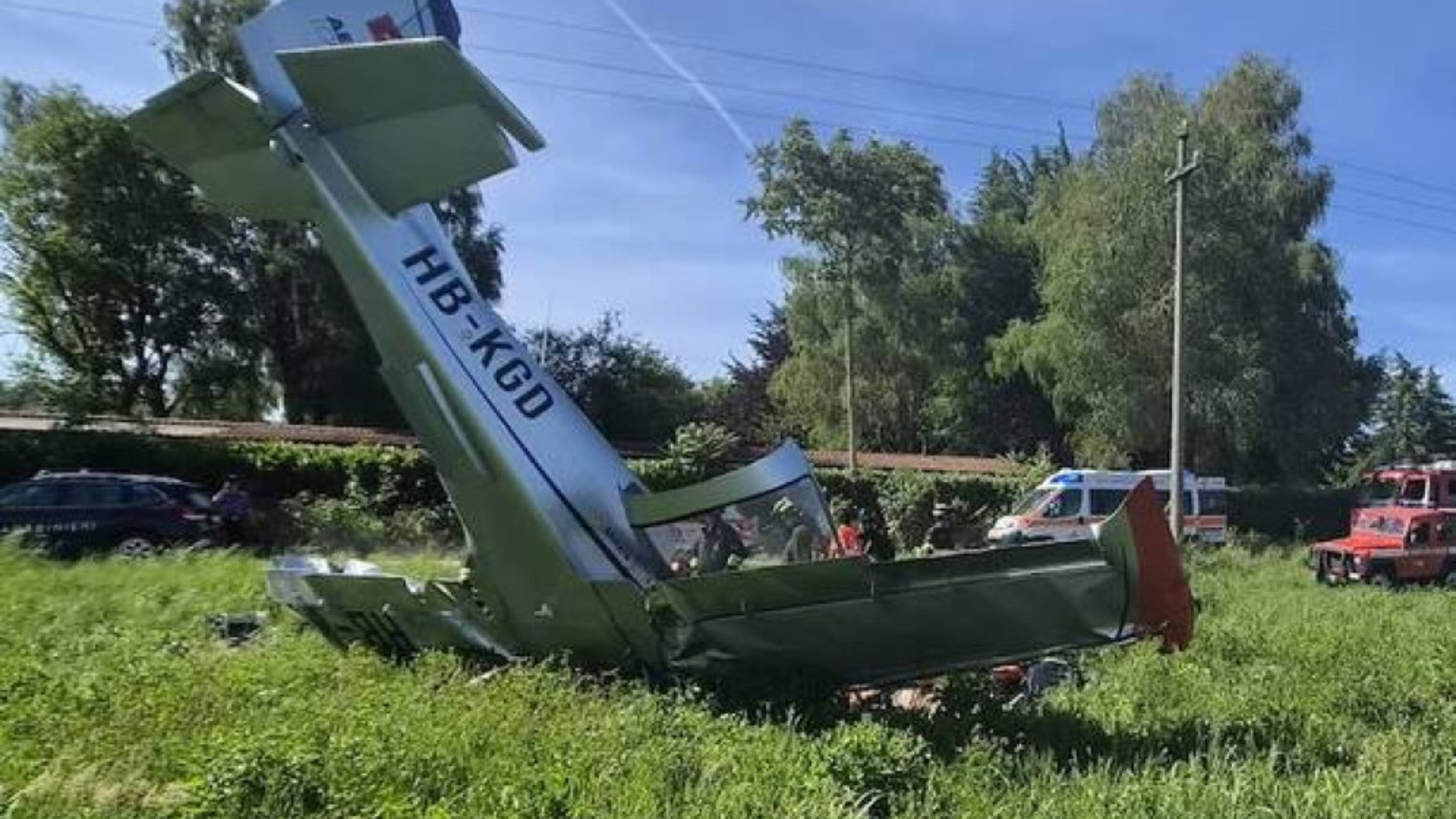 Fuori pericolo i due occupanti del velivolo precipitato a Lurate Caccivio: «Sono piloti esperti»