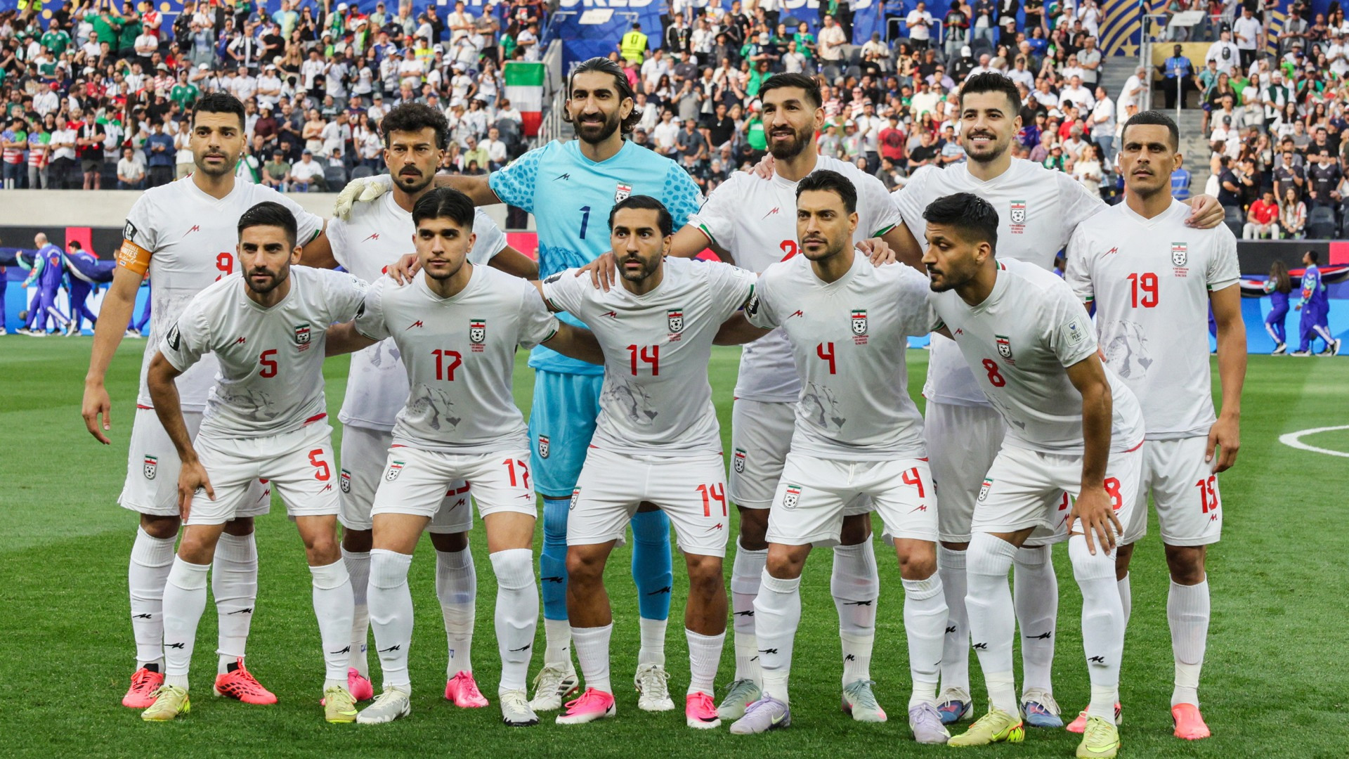 Fischi all'inno nazionale dell'Iran dalle tribune