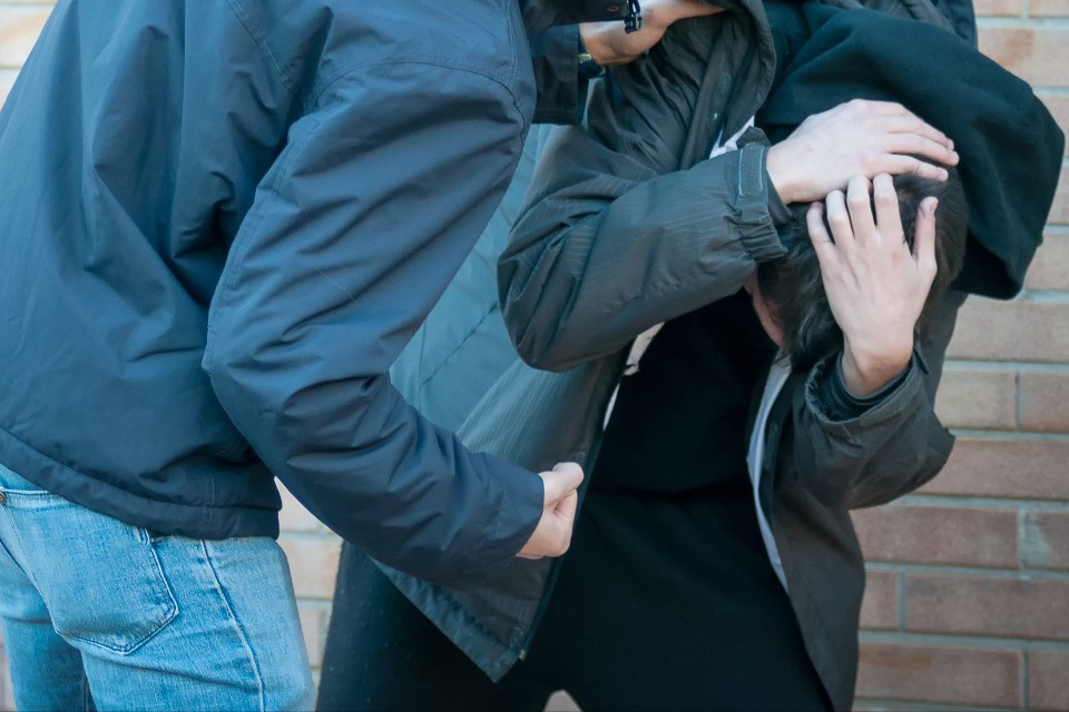 In gruppo contro un minorenne, aperta un'inchiesta