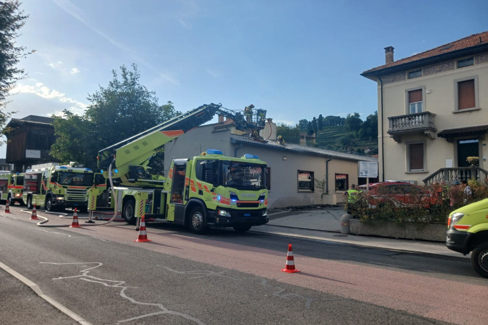 Fumo dal tetto di uno stabile, principio di incendio a Coldrerio