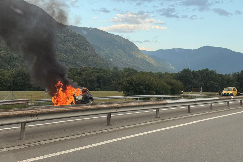 Auto in fiamme sull’A2 all’altezza di Osogna