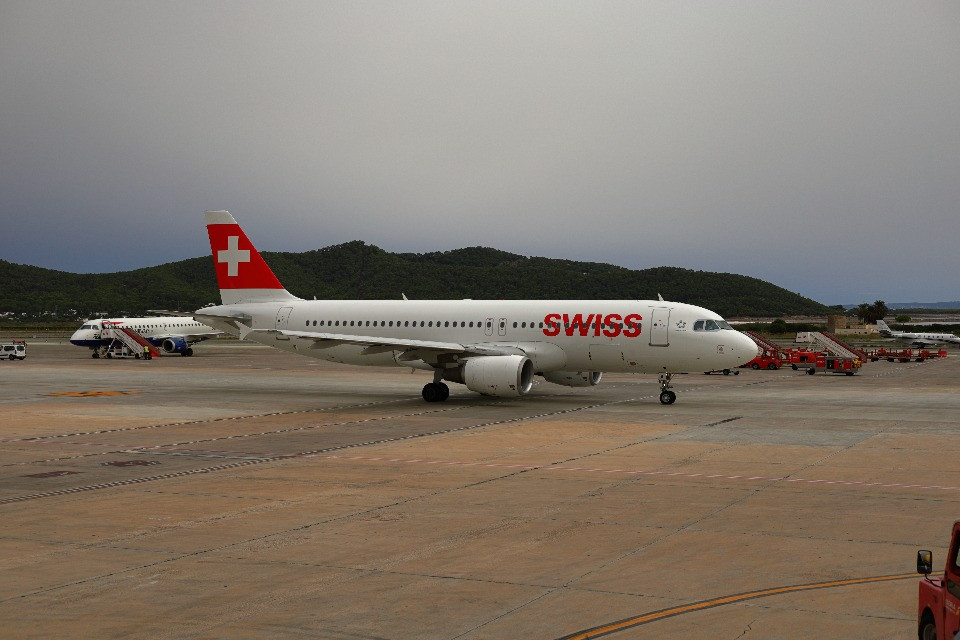 «Il neonato l'abbiamo salvato noi, l'equipaggio guardava»: passeggeri contro Swiss