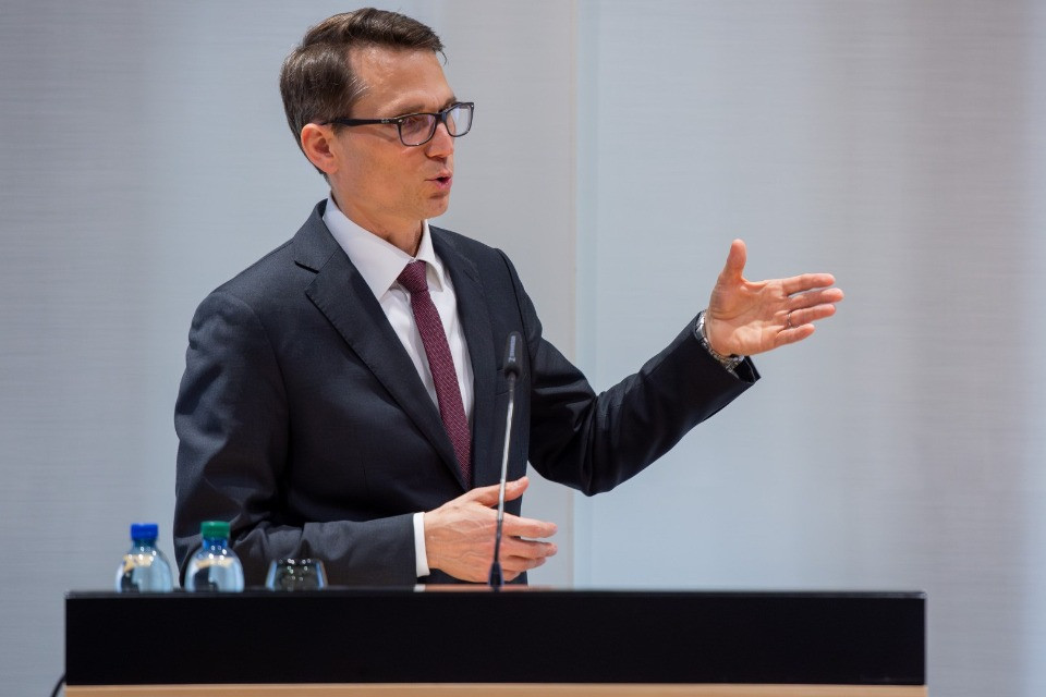 Un occhio alla stabilità dei prezzi e un altro alla crescita economica