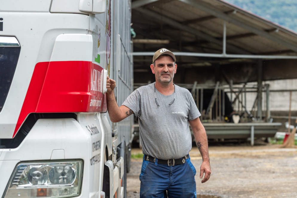 Alessio Benzoni e il suo camion&nbsp;(foto Cdt - Zocchetti)