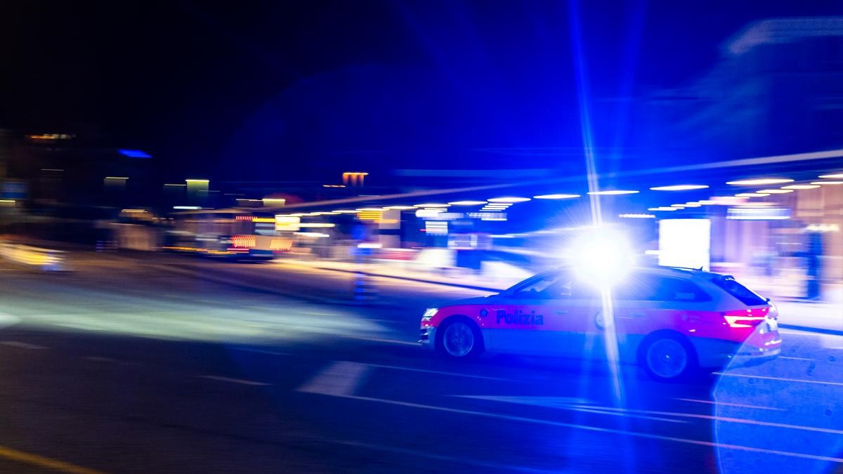Scoppia una lite tra due uomini e spunta un’arma da taglio, un ferito