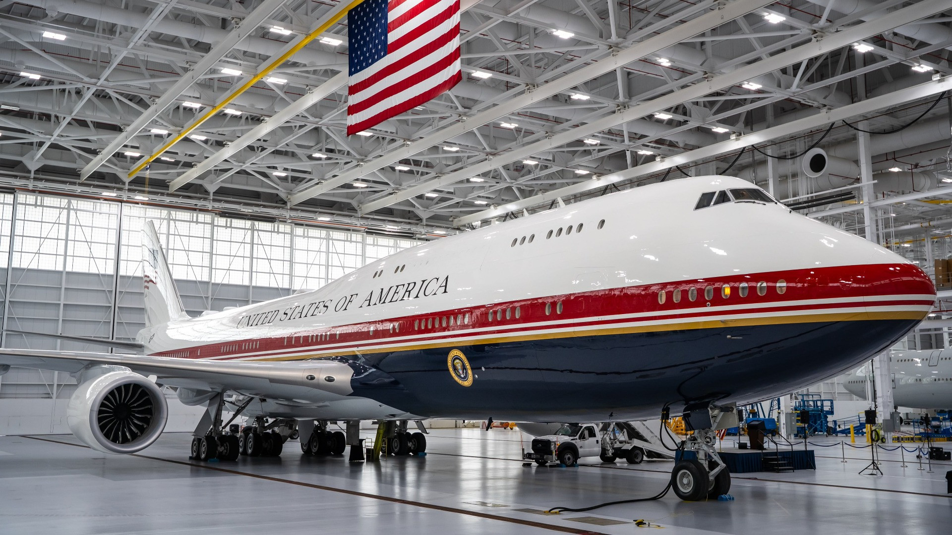 Il nuovo Air Force One di Trump: svelato il 747 «regalo» del Qatar con i colori della bandiera USA