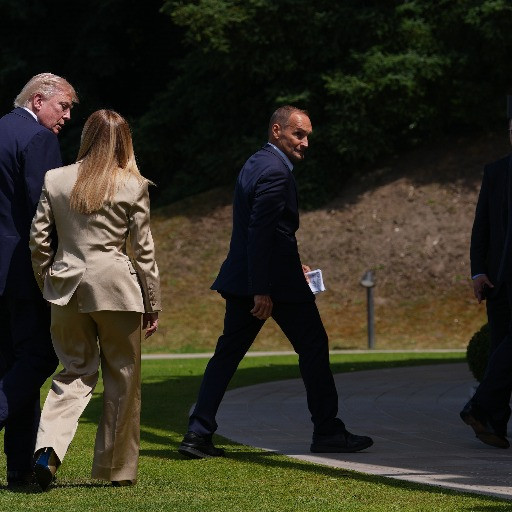 Botta e risposta Trump-Meloni: «Mi ha implorato per una foto», la premier: «Dichiarazioni inventate»