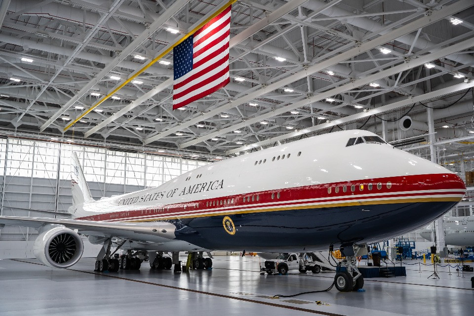 Il nuovo Air Force One di Trump: svelato il 747 «regalo» del Qatar con i colori della bandiera USA