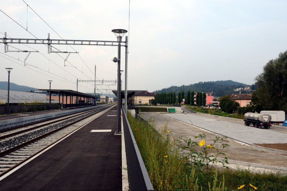 Stabio, multe sul prato e code al confine: il caos dei frontalieri senza ferrovia