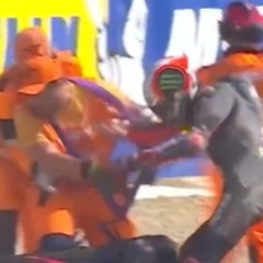 Sospeso il leader della MotoGP Marco Bezzecchi: ha colpito un commissario di pista