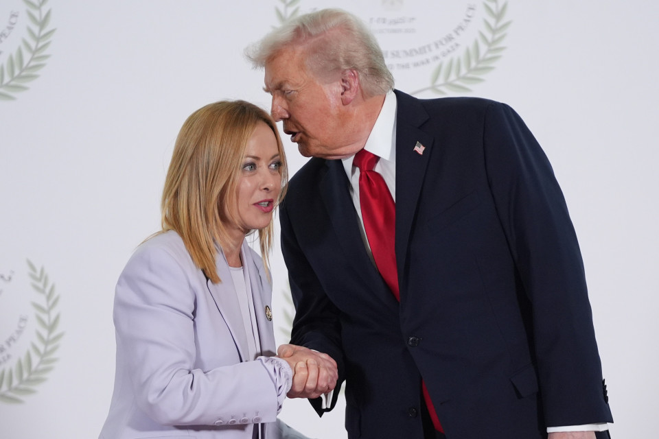 Trump: «Meloni vuole tornare amica solo per la sua popolarità. No grazie»