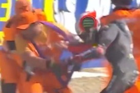 Sospeso il leader della MotoGP Marco Bezzecchi: ha colpito un commissario di pista