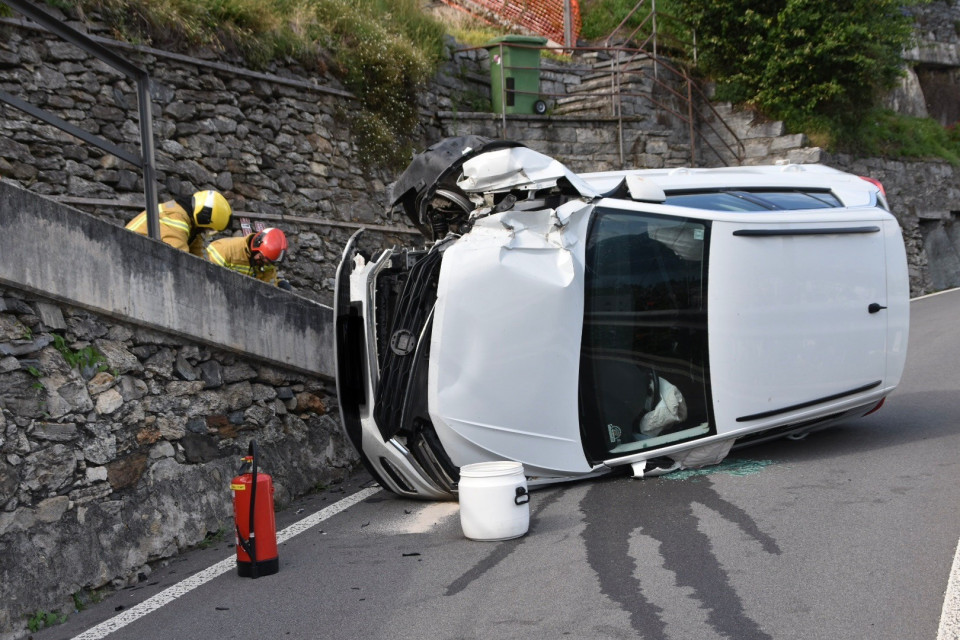 Incidente a Tenero, l'auto si ribalta sul fianco