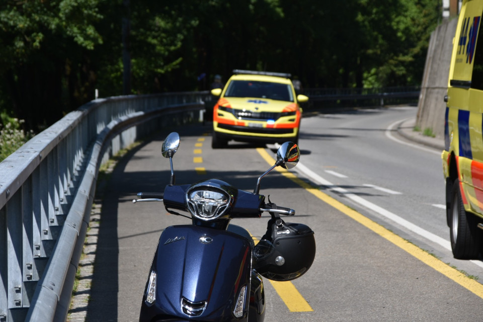 Urtano il marciapiede e cadono dallo scooter: due anziani feriti a Minusio