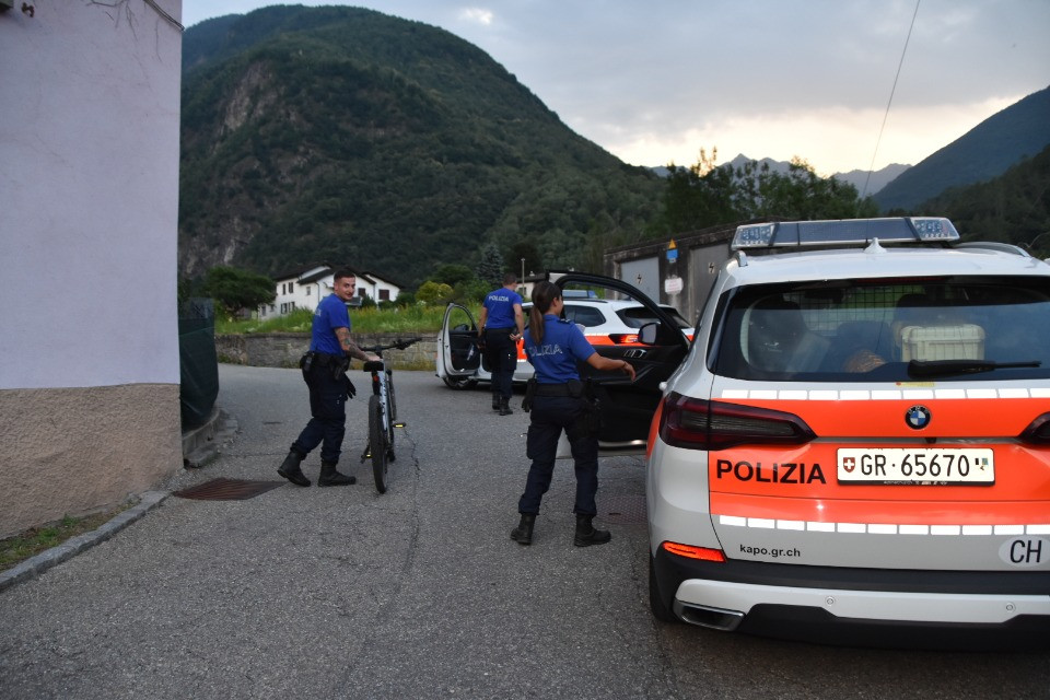 Roveredo, perde il controllo della bici e cade: è grave