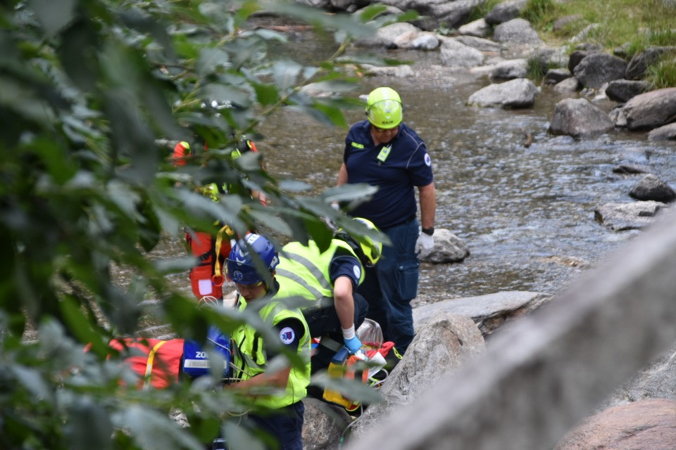 Rischia di annegare nella pozza della cascata Piumogna: è grave