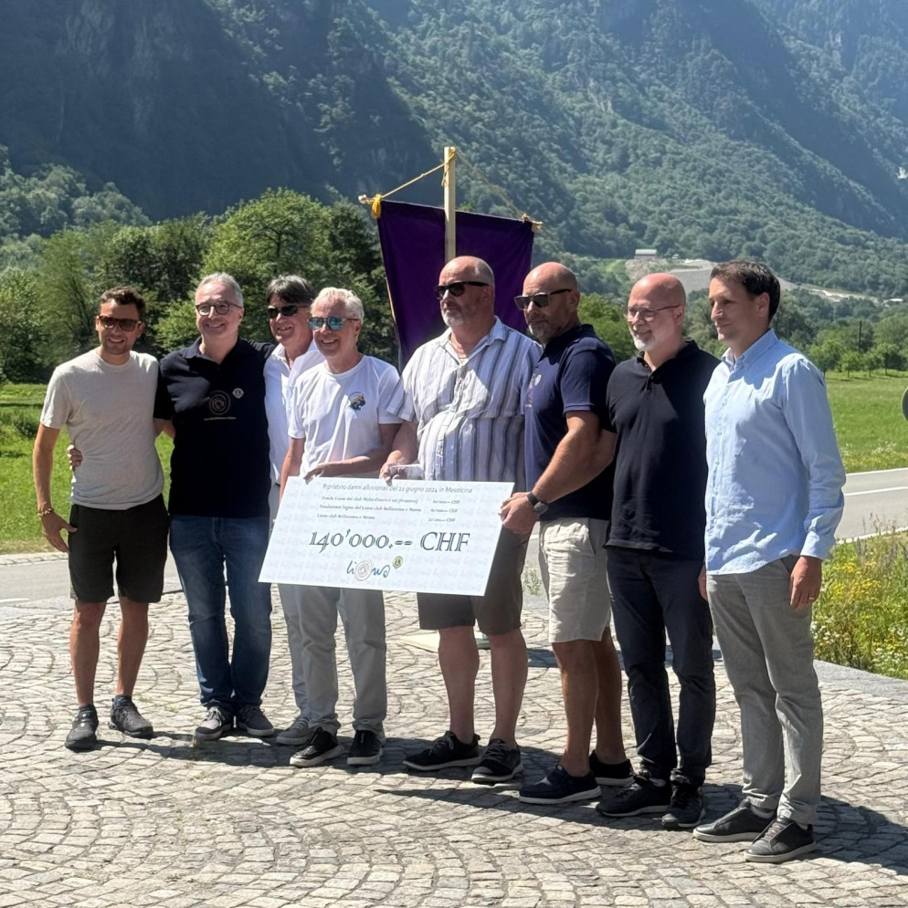 Da sinistra a destra: Samuele Censi, sindaco di Grono, Marco Conedera, Fondazione Legno (Lions Club), Moreno Canonica, sindaco di Soazza, Marco Palermo, presidente di Zona Lions, Moreno Monticelli, sindaco di Lostallo, Raffaele Tamò, presidente Lions Club Bellinzona e Moesa, Michel Venturi, past-presidente Lions Club Bellinzona e Moesa, Mattia Ciocco, sindaco di Mesocco.