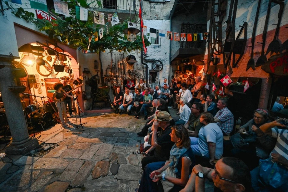 Una delle corti che hanno ospitato il festival nellee serate di mercoledì e giovedì. Foto di Sylvie Bosc.