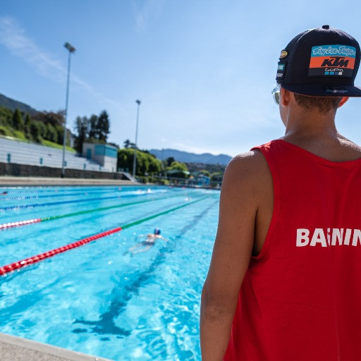 Furti, vandalismi e lancio di sassi: in piscina arriva la polizia