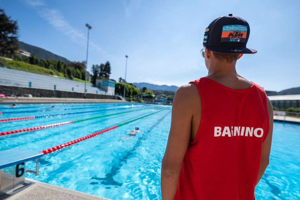 Furti, vandalismi, e lancio di sassi: in piscina arriva la polizia