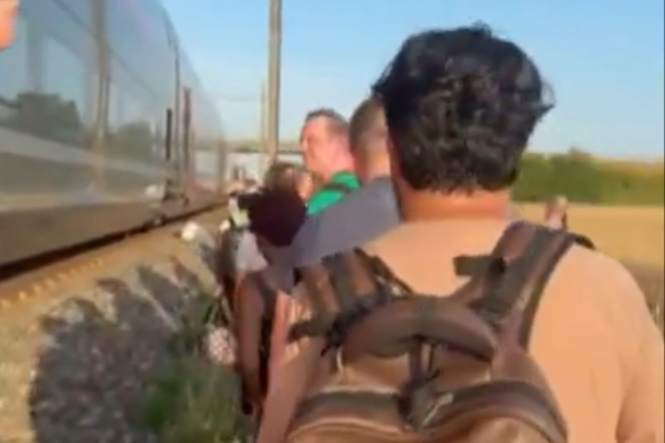 Intrappolati in un TGV senza aria condizionata: «Quasi 50°C a bordo, alcuni passeggeri sono collassati»