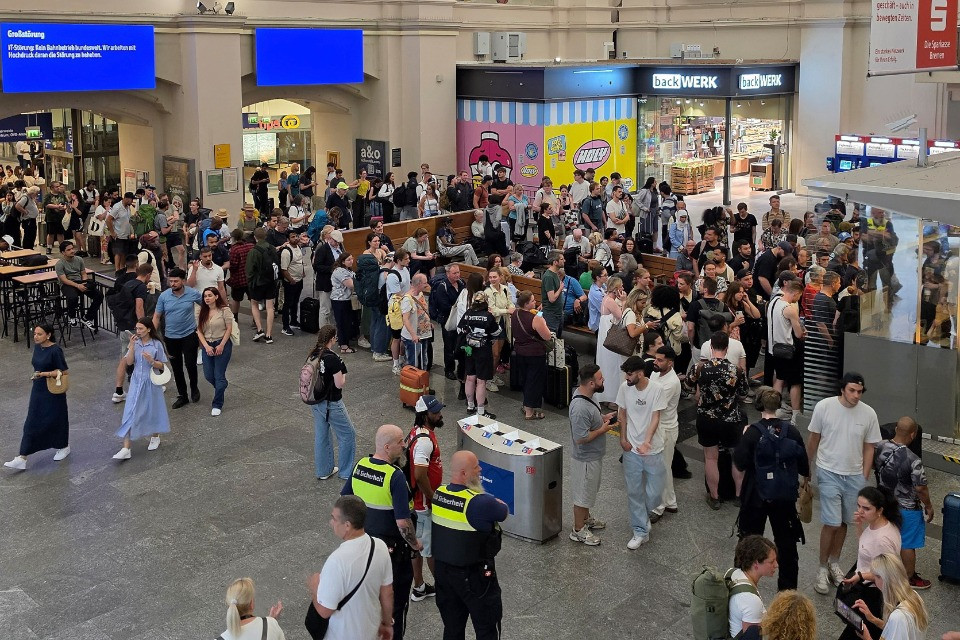 Paralisi dei treni in Germania: «È crollato il sistema di comunicazione»