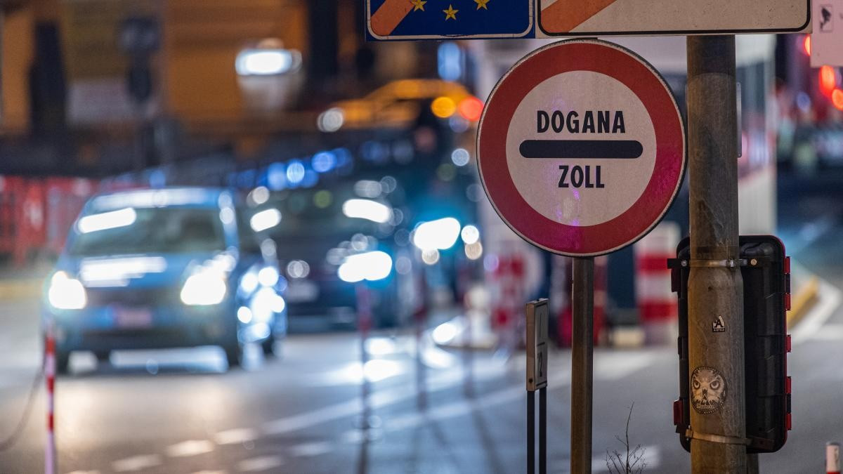 Meno cittadini europei in Svizzera ma aumentano i frontalieri