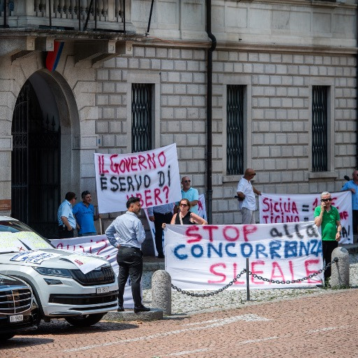 I tassisti ticinesi intasano Piazza Governo: «La politica è serva di Uber?»