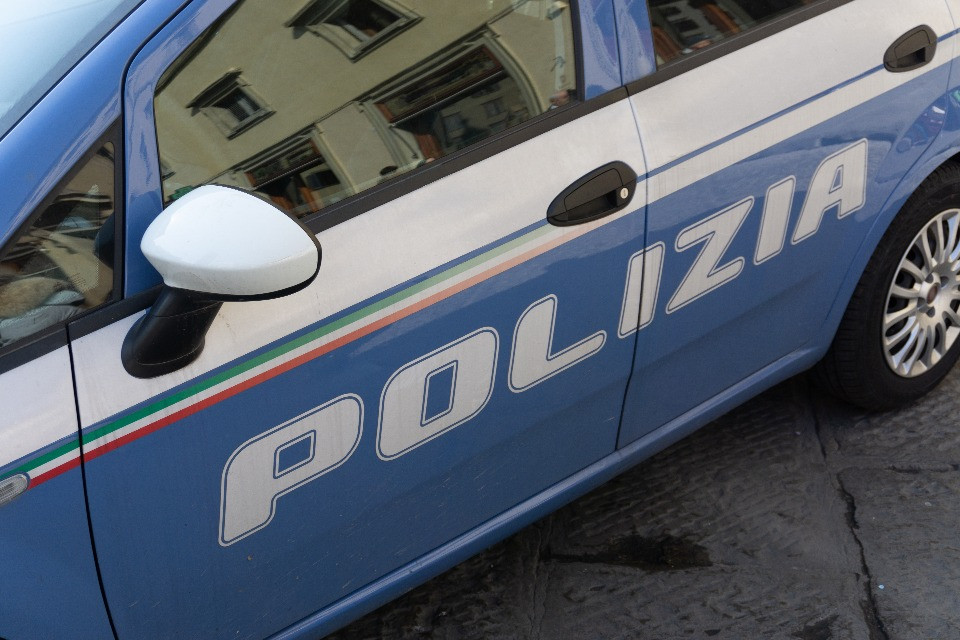 Ruba il portafoglio a un turista a Como, denunciato un 22enne domiciliato in Svizzera