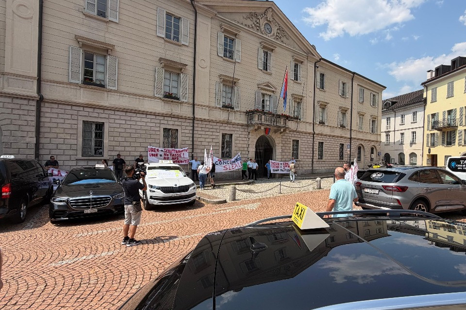 I tassisti ticinesi intasano Piazza Governo: «La politica è serva di Uber?»