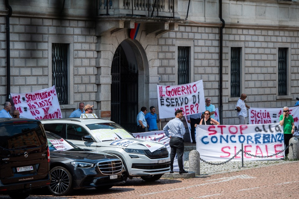 I tassisti ticinesi intasano Piazza Governo: «La politica è serva di Uber?»