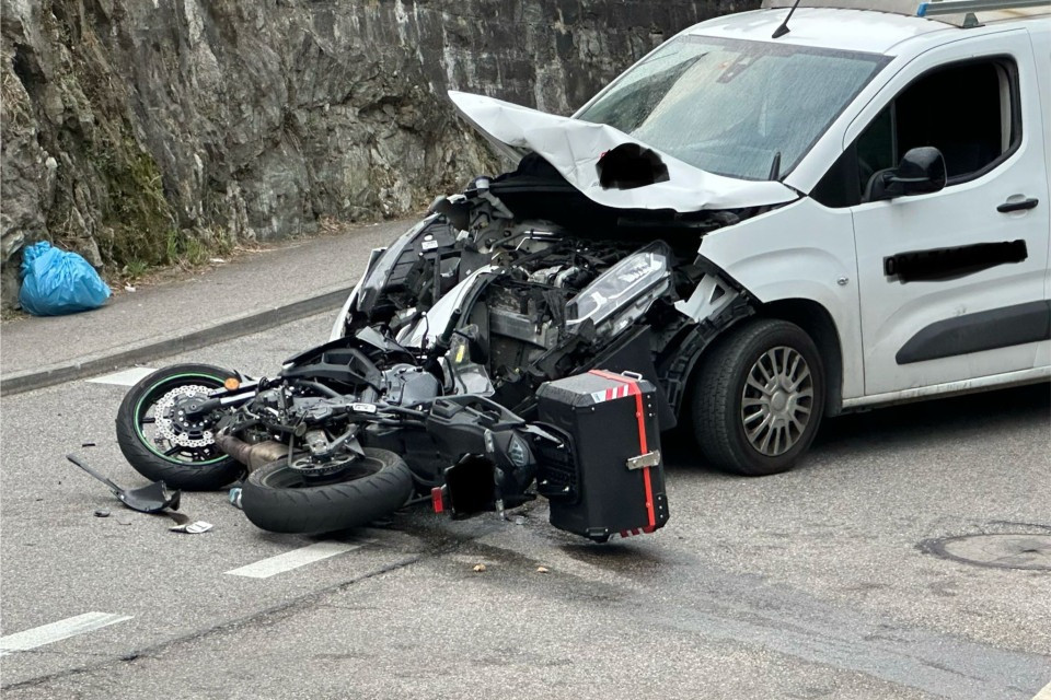 Scontro frontale tra una moto ed un furgone ad Intragna: ferite serie per il centauro