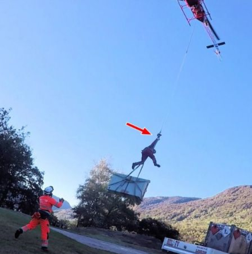 Situazione al momento del sollevamento del carico esterno da parte dell’elicottero, con l’assistente di volo C al suolo e l’assistente di volo A impigliato nel gancio secondario in aria. Quest'ultimo è stato sollevato dal suolo con un'elevata accelerazione iniziale. © SISI