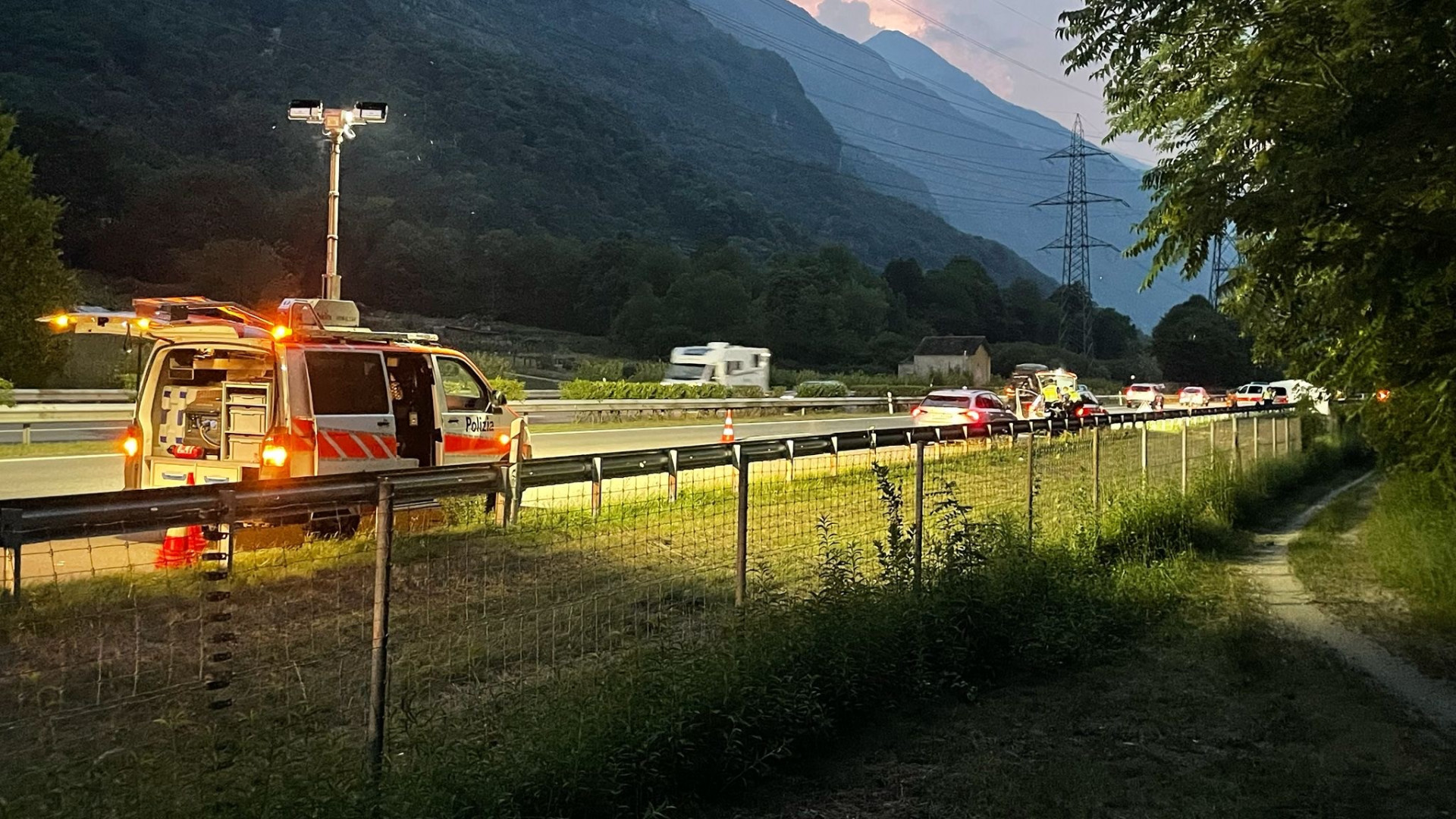 Gravissimo incidente sulla A2, morto un motociclista
